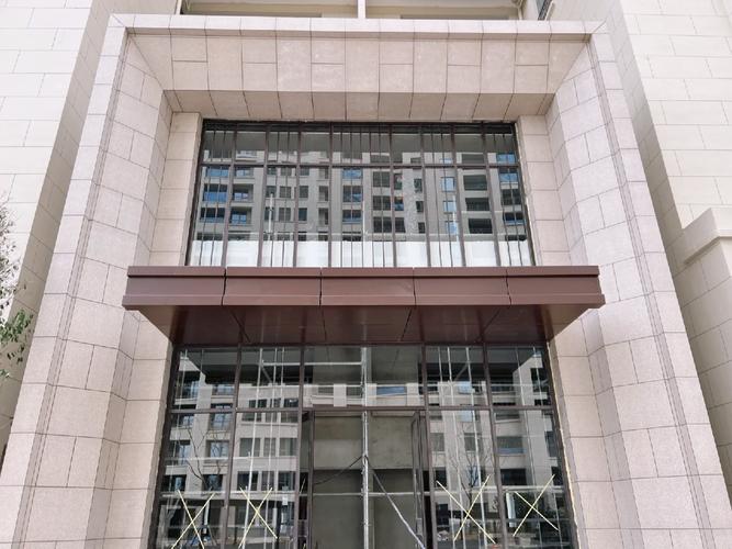 铝单板雨棚 现代建筑的实用艺术